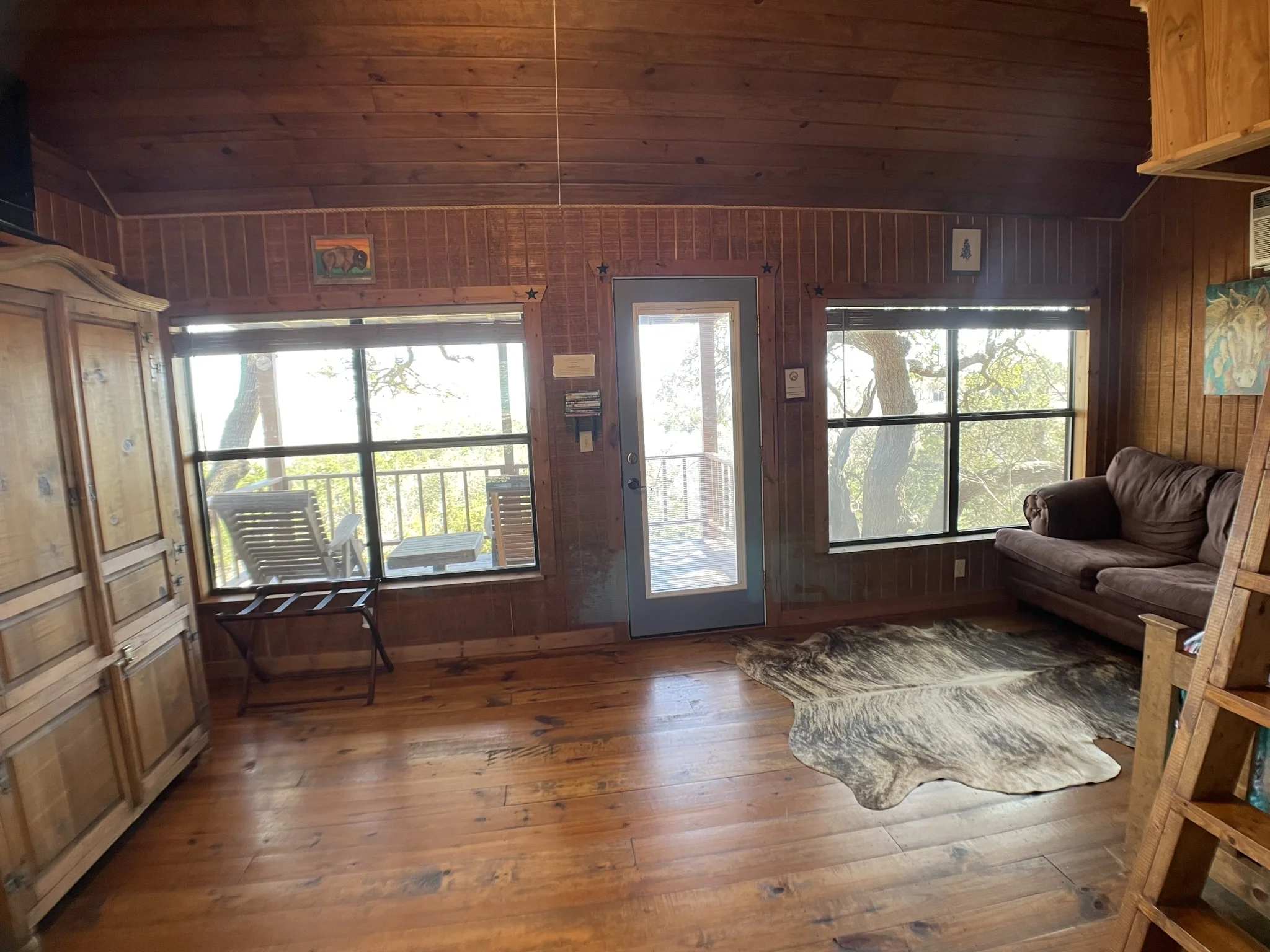 The grand room from cabin entrance
